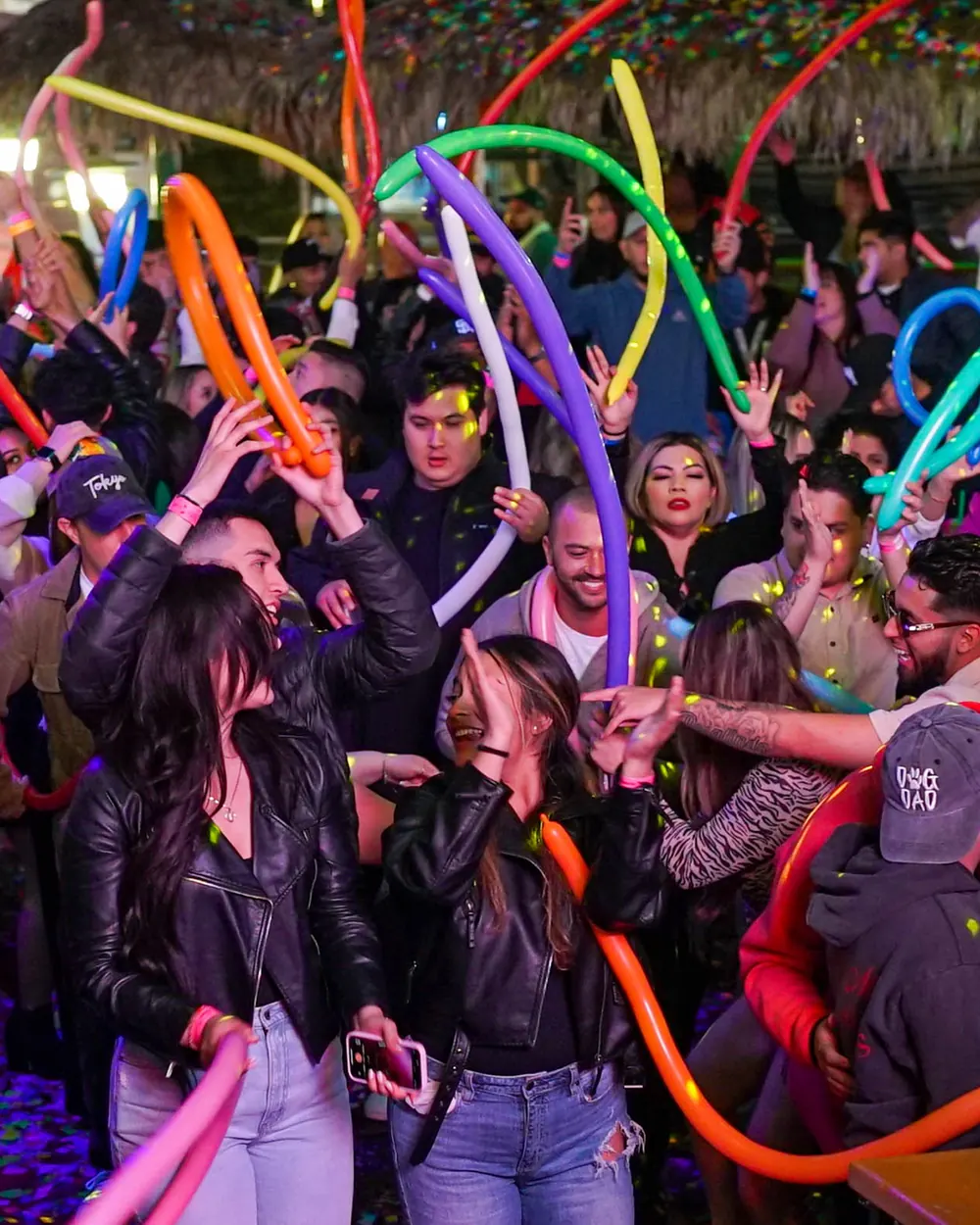Fiesta temática con globos de colores en Deck on the beach