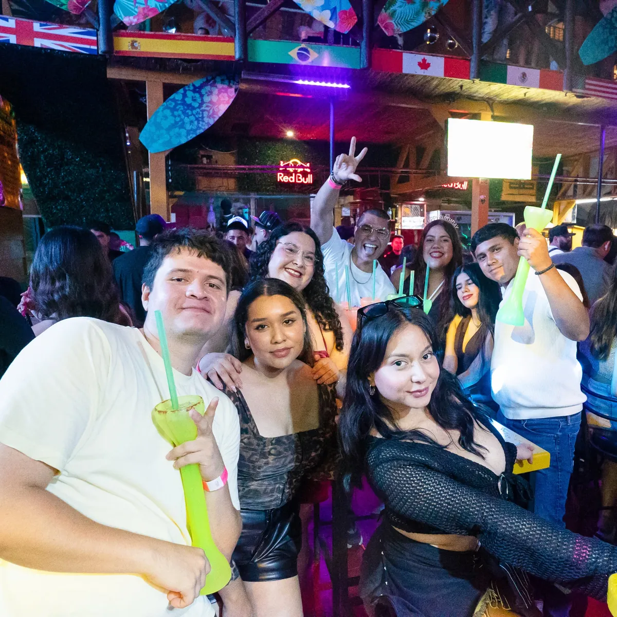 Grupo grande de amigos disfrutando la noche en Deck on the beach